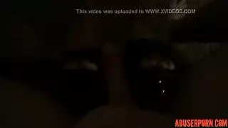 ابنة الزوجة تبتلع النبيذ الأبيض قبل أن تبتلع القضيب