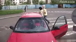 فتاة وقحة تأخذ قضيبين كبيرين بعمق