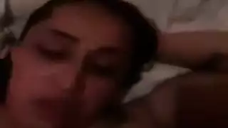 زوجة أم خائنة تستمتع بقضيب صلب جديد في فمها