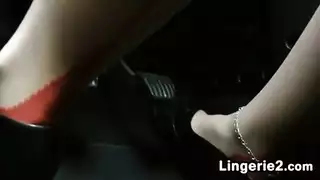 برونيت ذات أثداء مشعرة طبيعية تمارس الجنس الفموي العميق