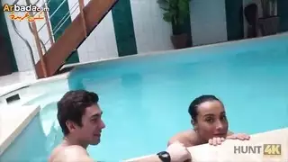 مغامرة جنسية في حمام سباحة خاص والجميلة تمص الزب بكل مه
