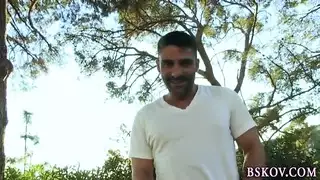 يظهر مادي أوريلي الشق والتبول عاريا