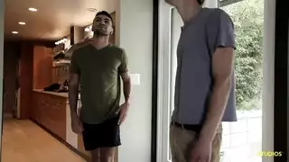 فعل شرجي خشن لصبي نحيل ساذج في مكان عام