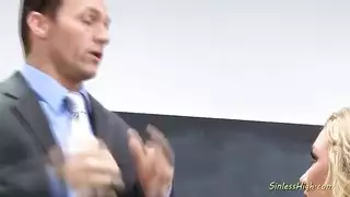 طالبة شقراء تُمارس الجنس الفموي وتُملأ بالسائل المنوي