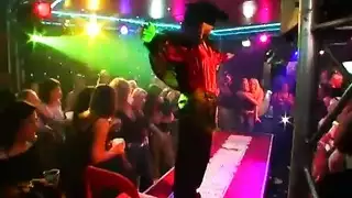 جنس وحل خشن مع بلع السائل