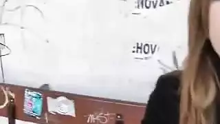‫نقود مقابل قذف داخلي في الغابة مع حوريات شابات‬
