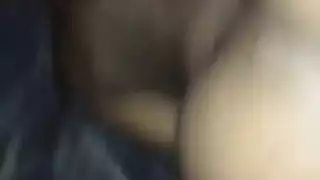 سحاق فموي لمراهقة نحيفة: تلعق كس صديقتها المبلل في السرير