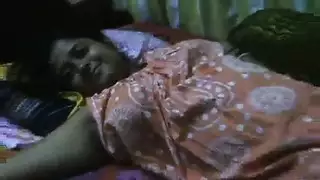 شاب هندي يضرب كس زوجته بعد تعرية مثيرة
