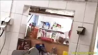 يصبح تكليف بالفندق مغامرة شرجية خام لرجلين ضخمين