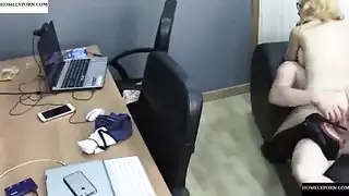 المدير ينيك السلوك السيء خارج موظفته النشطة