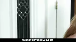 توصيل بجانب المكتب: المدير يعطي موظفته الشقراء قضيبًا عميقًا