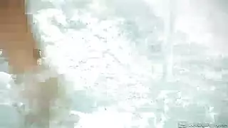 سحاق شرجي و مداعبة الصدر في حمام ساخن