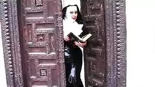 محجبة ممحونة تمارس الجنس بقوة وتمص الزب بمهارة