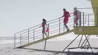 سيينا وسيلفيا مع شاب وسيم هيجان في الحديقة