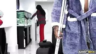 شقراء مغرية تأخذ قضيب أسود كبير بعمق في حلقها ومهبلها
