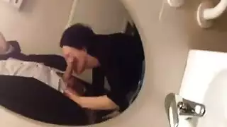 شرموطة جائعة للزب تلتهم القضيب الصلب