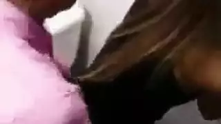 مص قاسي من غريب في المرحاض: تختنق وهو يجذب شعرها