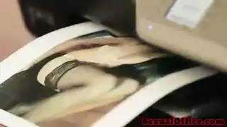 شقراء المكتب تحصل على نكاح قوي في كسها من زميلها المُثار