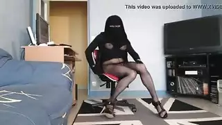 قحبة بالنقاب سكايب تظهر كسها لرجل غريب و تطلب منه ان يريها زبه
