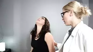 حامل تنزل حليبها بينما الطبيب يداعب مهبلها المشدود