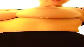 تفتح فرجها المبلل على الكاميرا لإسعادك