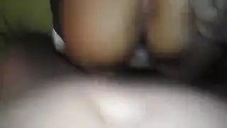 عاهرة منحنية: تأخذ زب في كسها وطيزها