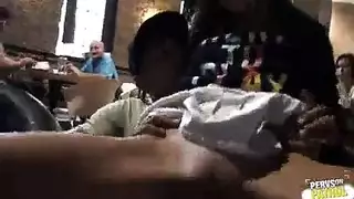 إيلاج مزدوج علني: مشهد إباحي فرنسي في المطعم