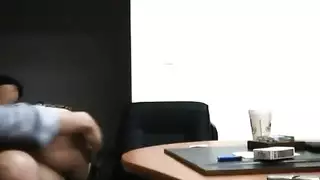 السكرتيرة المطيعة تأخذ وضعية الكلب القاسية على طاولة المكتب