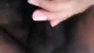 قضيب كبير ممتلئ شاب يستمني بشدة ويضخ السائل المنوي