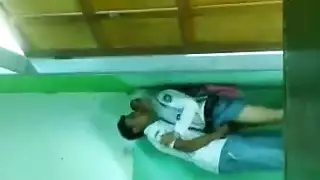 نيك مراهق ساخن: طالبة مشاغبة تُثبّت خلف المدرسة