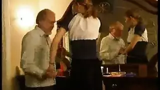 رجل كبير يأخذ فرج المراهقة بشغف قاس