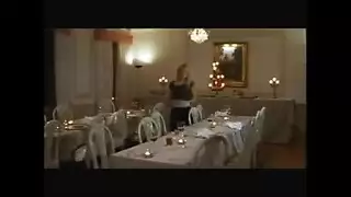 الزب يسخن كسها و يجعلها تهيج و هي تتناك في السرير بحرارة