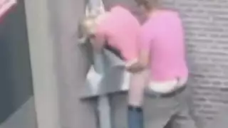 المُتطفل يصور فيلم بورنو جامح في الأماكن العامة مع ثنائي مراهق