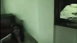 جلسة جنس منزلية ساخنة: يدخل زبه بعمق في فتاته