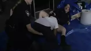 ممثل إباحي أسمر يمارس الجنس مع شرطيات في شريط صريح