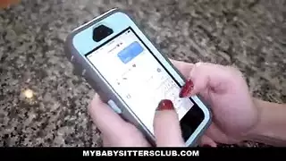 رجل كبير في السن ينيك فتاة صغيرة من كسها الضيق