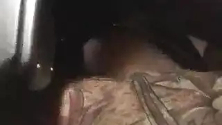 الديك الأسمر يضرب كسها الأبيض الضيق بقوة
