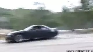 ساشا جونز عارية تأخذ زب ضخم في حلقها وكسها