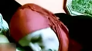 محجبة مصرية جامدة تمص زبره وبعدين يجبرهم على طيزها