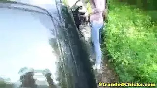 زيادة الشهوة: ضربها في السيارة وتفريغ حمولته