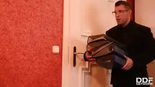 السائحه التايلنديه الممحونه تتكيف من شاب اوروبى حتى تقذف شهوتها