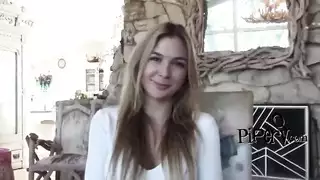 الشقراء المتطلبة تجعل عشيقها يمنحها النشوة المثالية