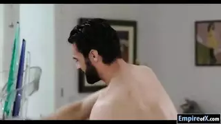 فاتنة شقراء مفعم بالحيوية مع كس مثقوب هو ممارسة الجنس العرضي مع رجل أسود ، حتى كلاهما نائب الرئيس