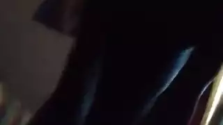 فيلم إباحي في غرفة المعيشة: ليلي ستون تأخذ كل قضبان أصدقائها