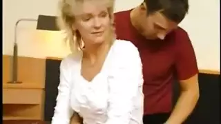 شاب الجار الوسيم يمنح الألمانية الناضجة جنسًا عنيفًا