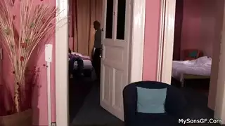 فتاة شقراء ذات ثديين صغيرين تمارس الجنس الفموي في الخارج