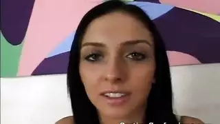 العاهرة العارية ستيفاني تبلع الزب بعمق من أجل قذف هائل