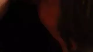 هزة جماع مع شرشرة على الكنبة للفتاة المرتدية جوارب حمراء