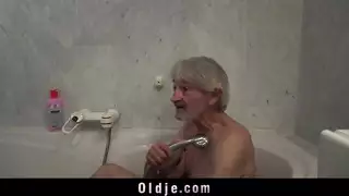 كانت امرأة سمراء رائعة تستمني أمام كاميرا الويب الخاصة بها ، لأنها كانت بحاجة إلى المال