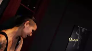 كيارا فوستر باللاتكس الضيق: شرج عنيف وجنس فموي عميق